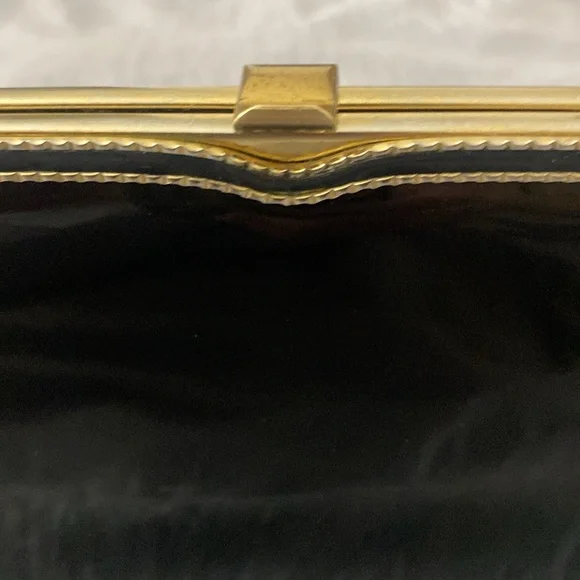 Etra Vintage 1950’s classic Patent Leather Clutch Purse with Gold Hardware - Picture 13 of 14